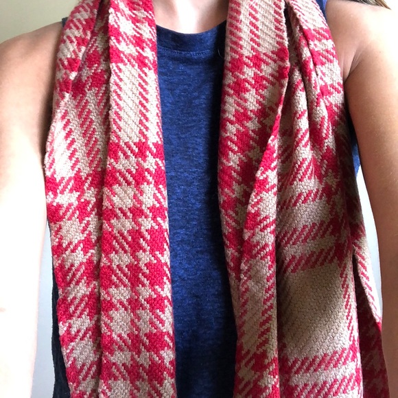 Sold.  Banana Republic Scarf 🧣 One Size - Picture 4 of 5